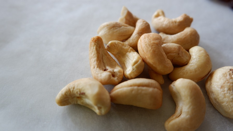 100gr hat dieu bao nhieu calo