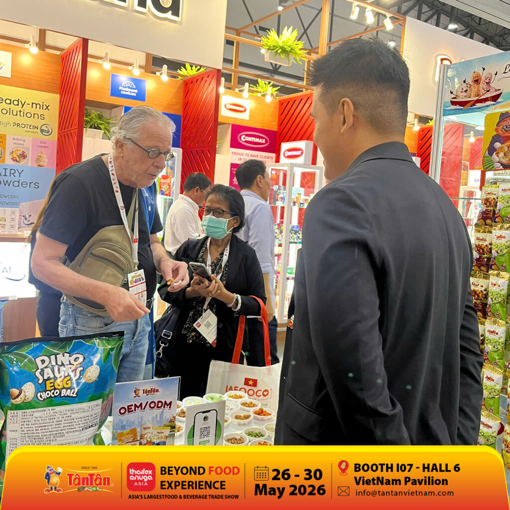 Khách mua hàng quốc tế trải nghiệm thử sản phẩm ngọt thế hệ mới tại quầy Tân Tân